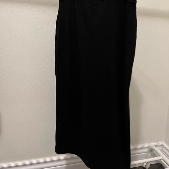 Ribbed midi length black skirt - Picture 2 of 3